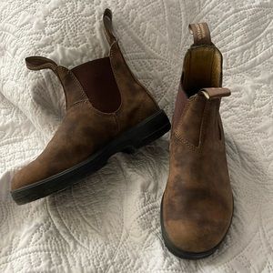 Woman’s Classic Chelsea Boot